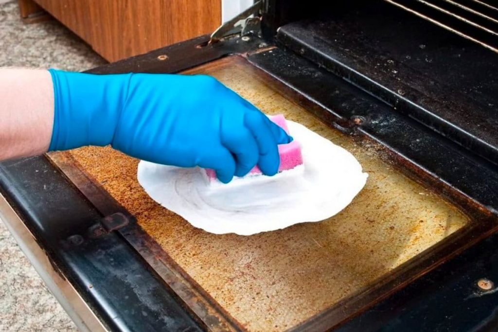 Cleaning dirty oven